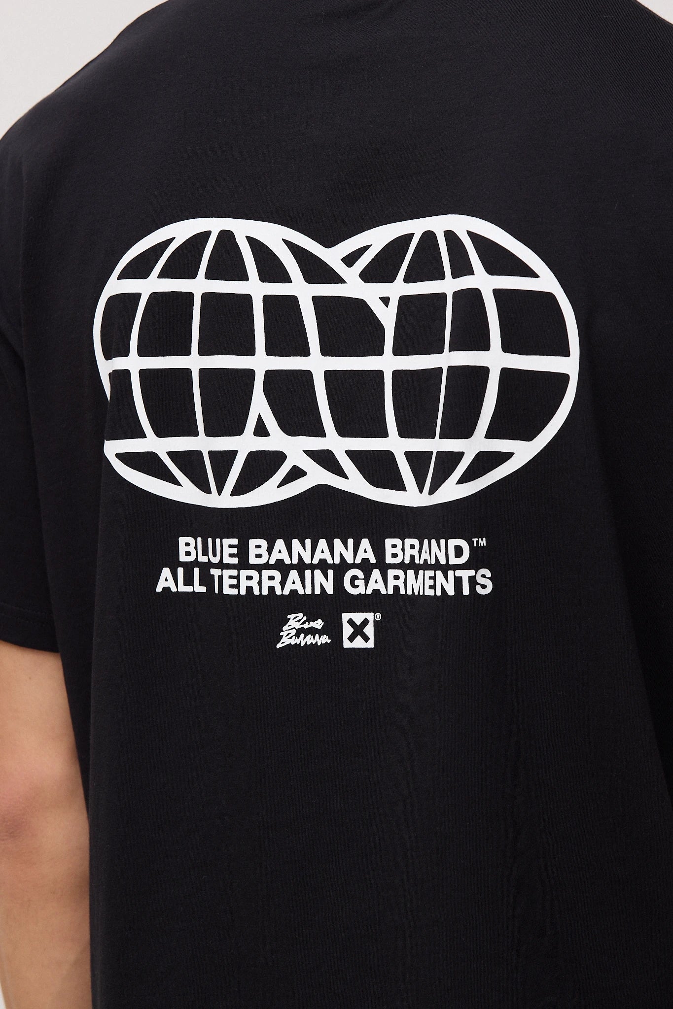 BLACK UNIVERSAL TEE
