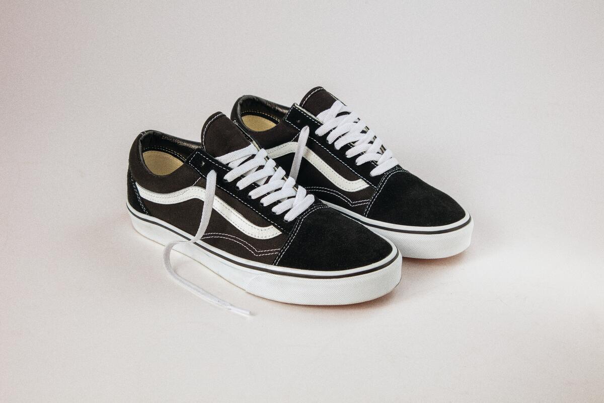 BLACK OLD SKOOL VANS SNEAKERS