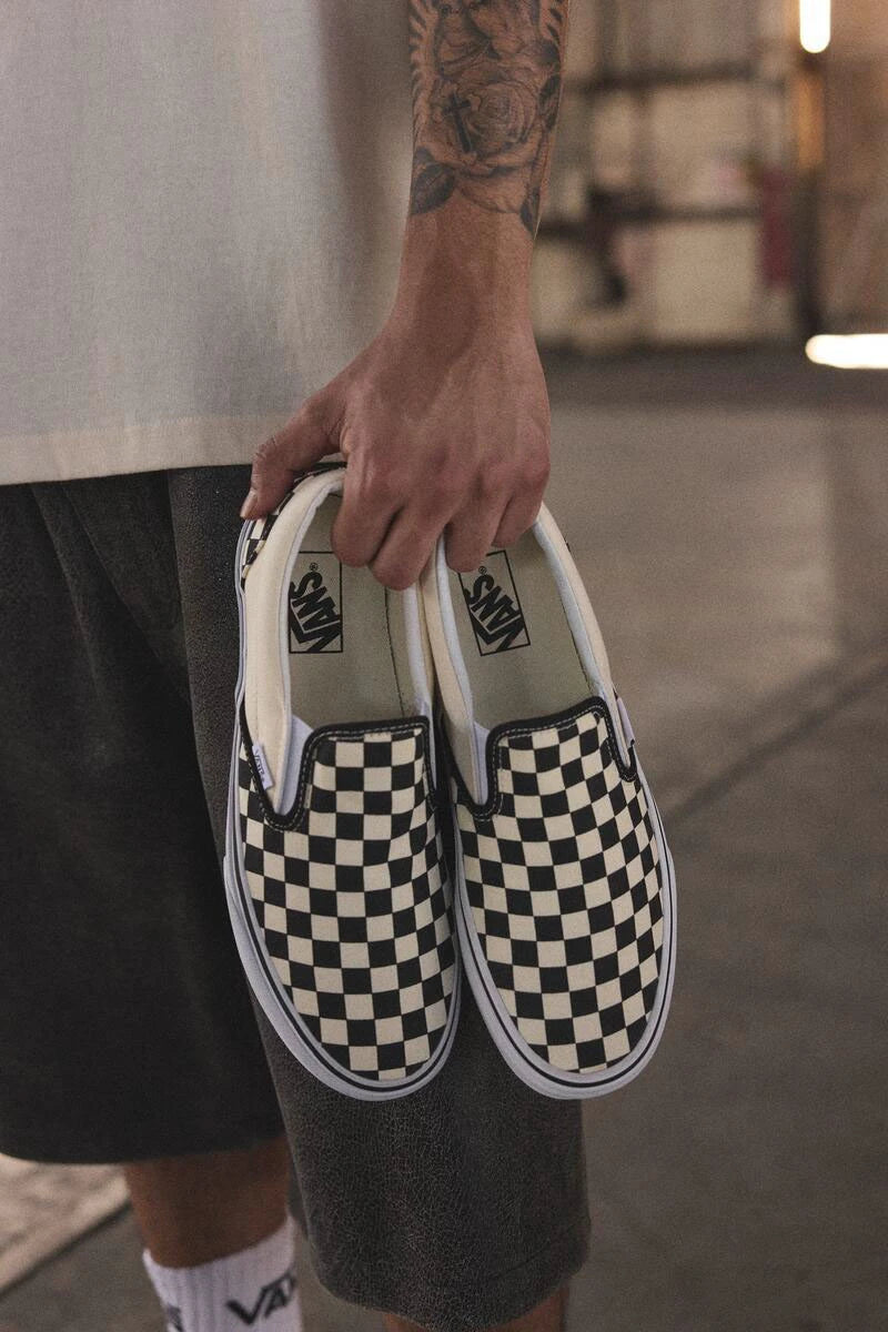 BLACK CLASSIC SLIP-ON VANS SNEAKERS